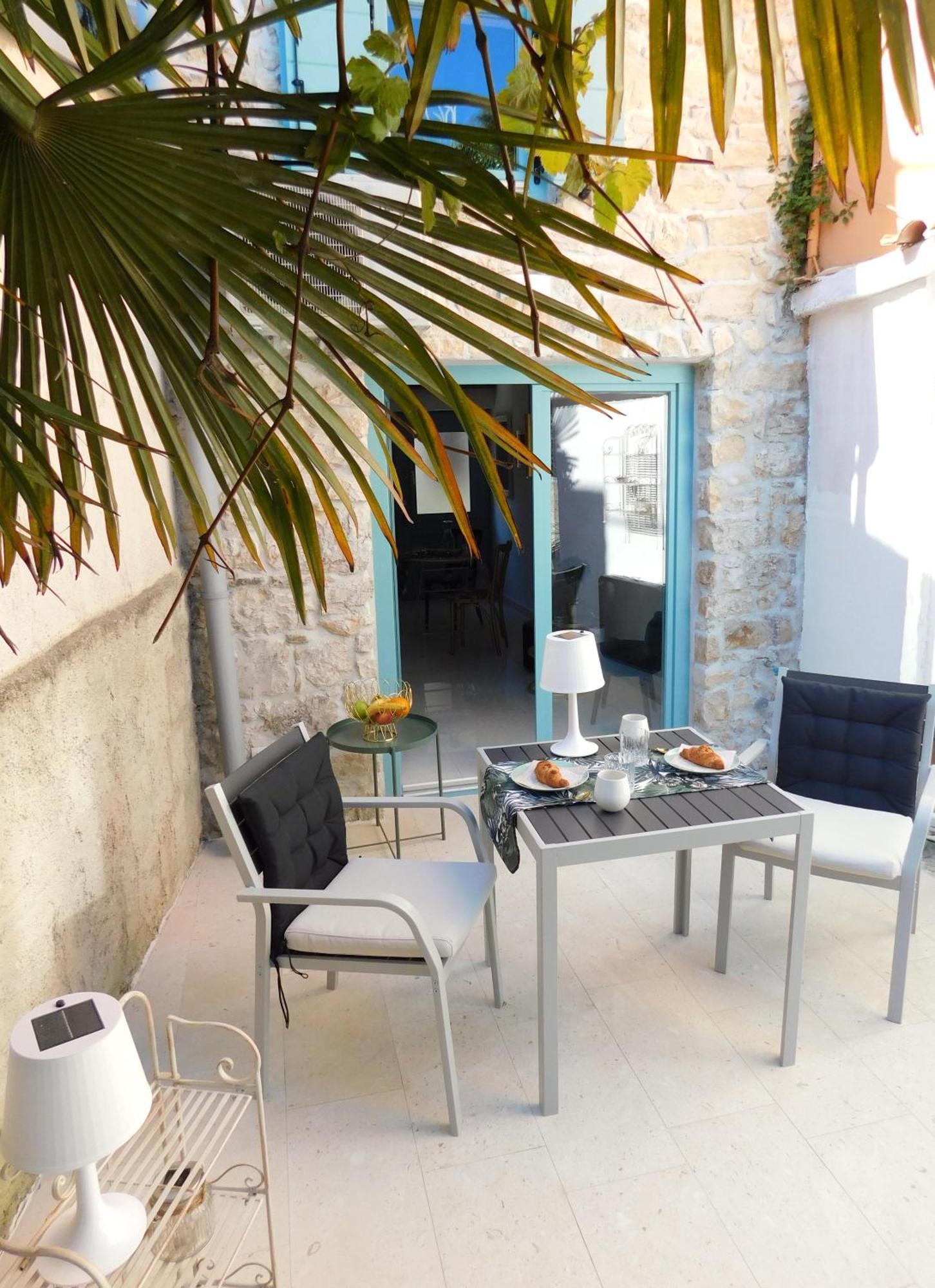 Bezauberndes Steinhaus Mit Garten In Der Altstadt Von ロヴィニ エクステリア 写真