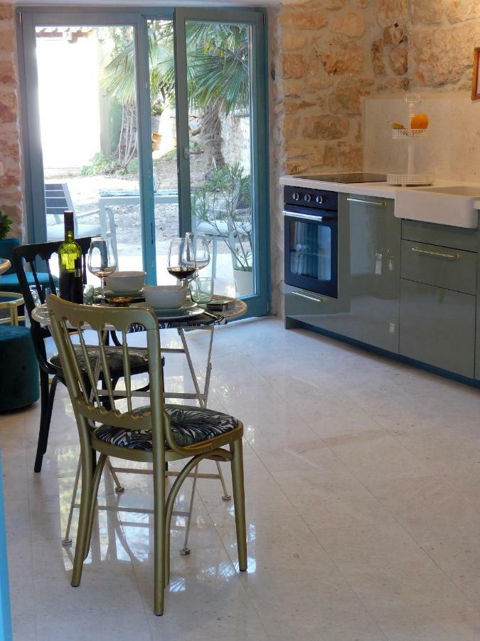 Bezauberndes Steinhaus Mit Garten In Der Altstadt Von ロヴィニ エクステリア 写真