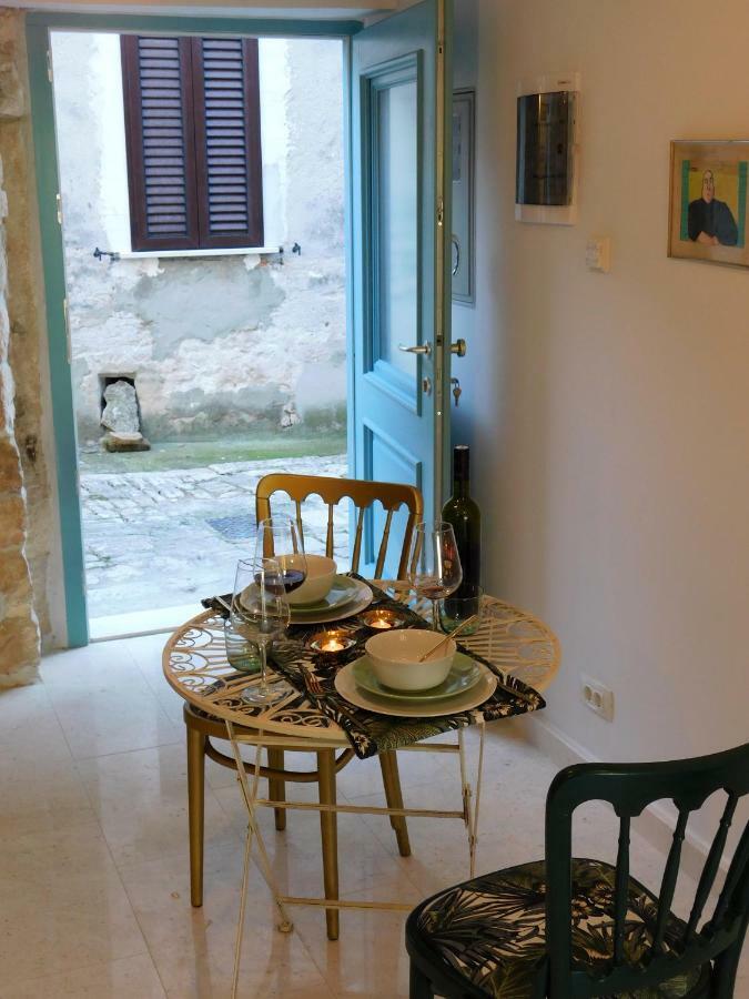Bezauberndes Steinhaus Mit Garten In Der Altstadt Von ロヴィニ エクステリア 写真